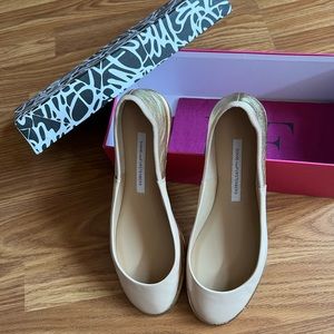 Diane von Furstenberg size7.5 M leather with original box and dust bag